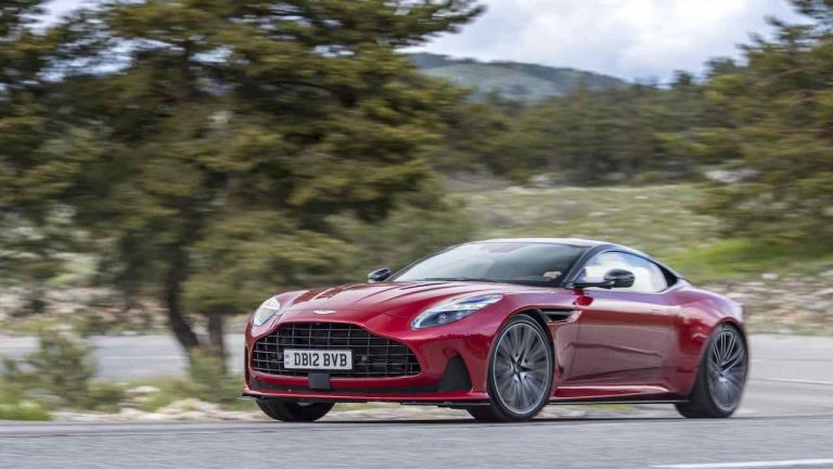 Aston Martin DB12 - Front- und Seitenansicht auf Straße - bei Automagazin Plus