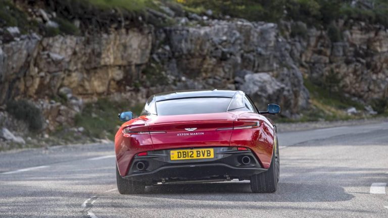 Aston Martin DB12 - Heckansicht - bei Automagazin Plus