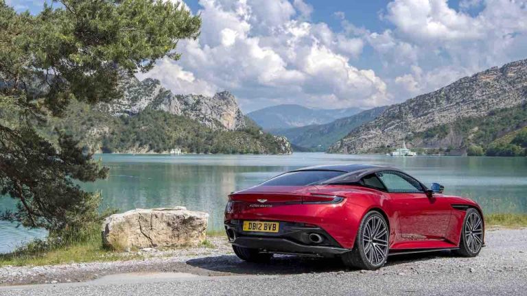 Aston Martin DB12 - Heck- und Seitenansicht - bei Automagazin Plus