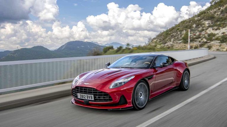 Aston Martin DB12 - Front- und Seitenansicht in voller Fahrt - bei Automagazin Plus