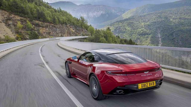 Aston Martin DB12 - Heck- und Seitenansicht auf Bergstraße - bei Automagazin Plus