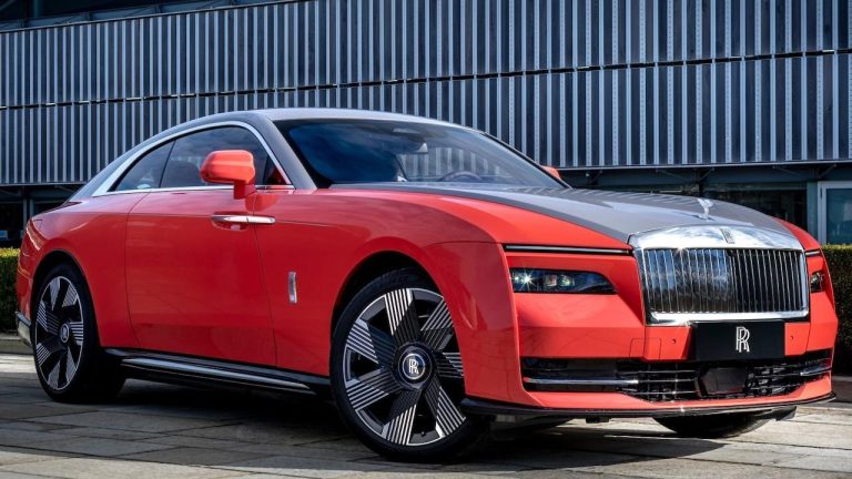 Rolls Royce Spectre - Front- und Seitenansicht rot - bei Automagazin Plus