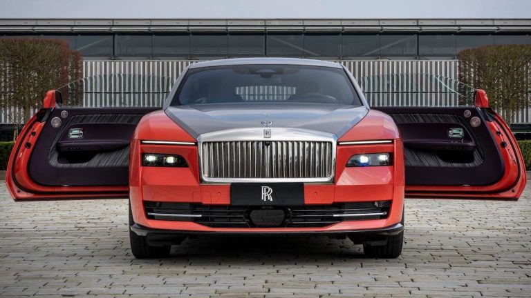 Rolls Royce Spectre - Frontansicht rot - bei Automagazin Plus