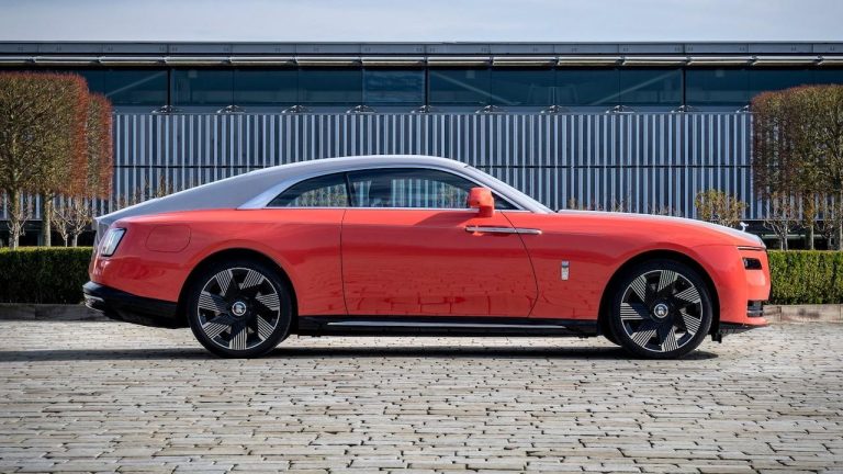 Rolls Royce Spectre - Seitenansicht rot - bei Automagazin Plus