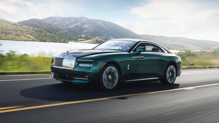 Rolls Royce Spectre - Front- und Seitenansicht grün in voller Fahrt - bei Automagazin Plus