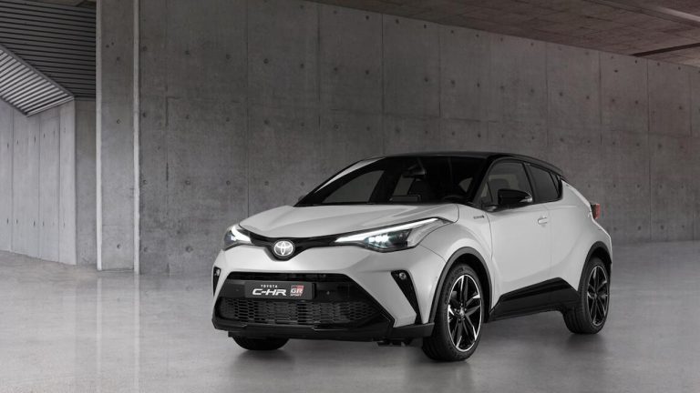 Toyota C-HR 2024 - Front- und Seitenansicht rechts bei Automagazin Plus