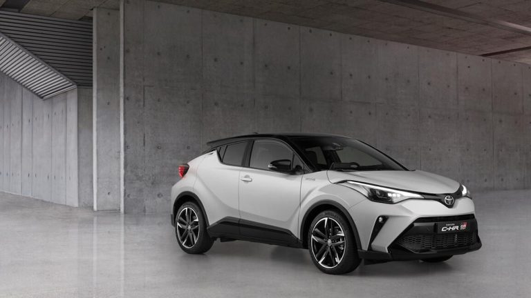 Toyota C-HR 2024 - Front- und Seitenansicht links - bei Automagazin Plus