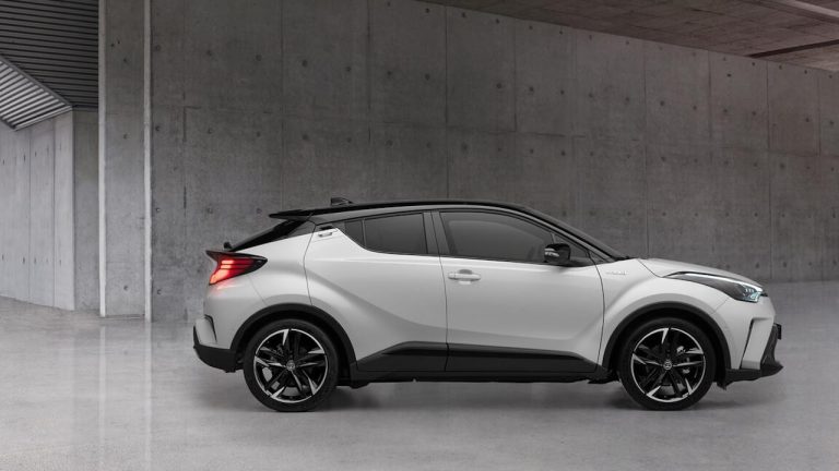 Toyota C-HR 2024 - Seitenansicht - bei Automagazin Plus