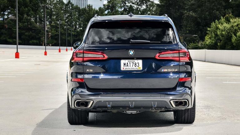 BMW X5 M50d - Heckansicht - bei Automagazin Plus