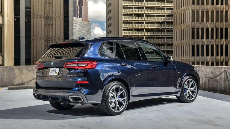 BMW X5 M50d - seitliche Rückansicht - bei Automagazin Plus