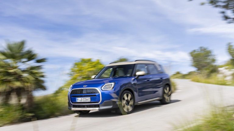 MINI Countryman E - Front- und Seitenansicht bei Automagazin Plus