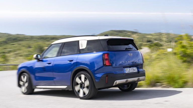 MINI Countryman E - Heck- und Seitenansicht - bei Automagazin Plus