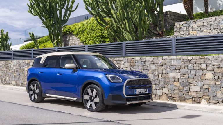 MINI Countryman E - Front- und Seitenansicht parkend - bei Automagazin Plus