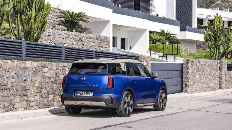 MINI Countryman E - Heck- und Seitenansicht parkend - bei Automagazin Plus